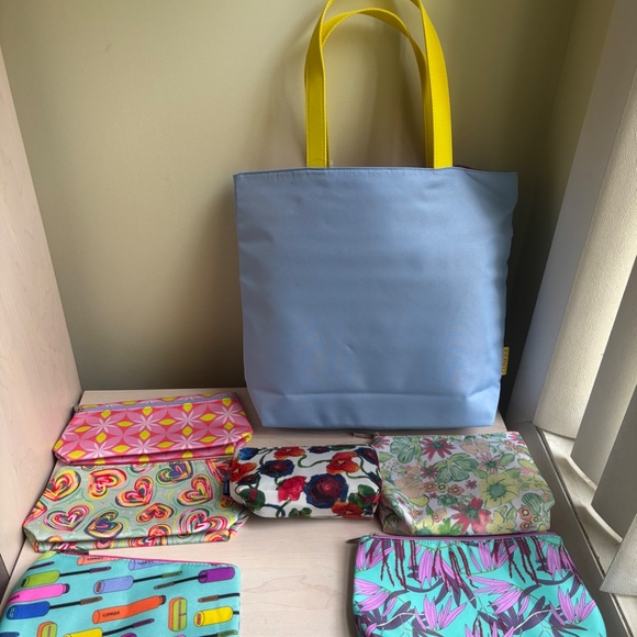 Sale New Clinique 7 Piece Bundle Periwinkle Blue Tote & 6 Clinique Cosmetic Bags - Picture 2 of 5